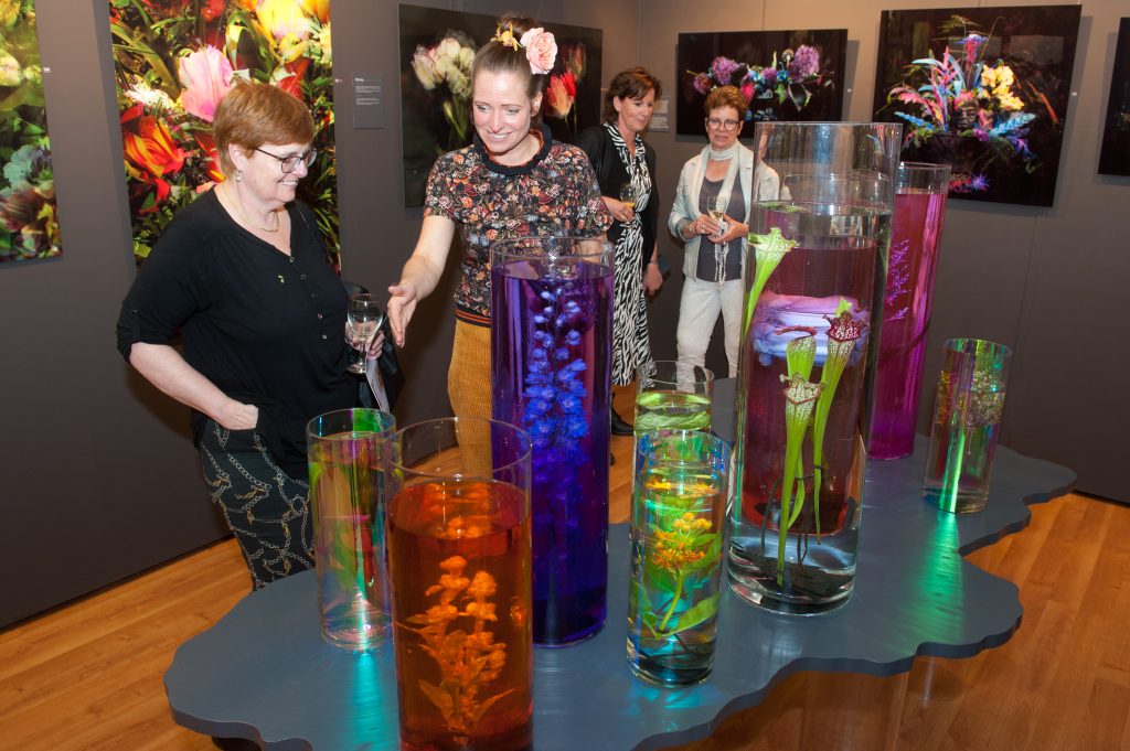 Bezoekers in het museum