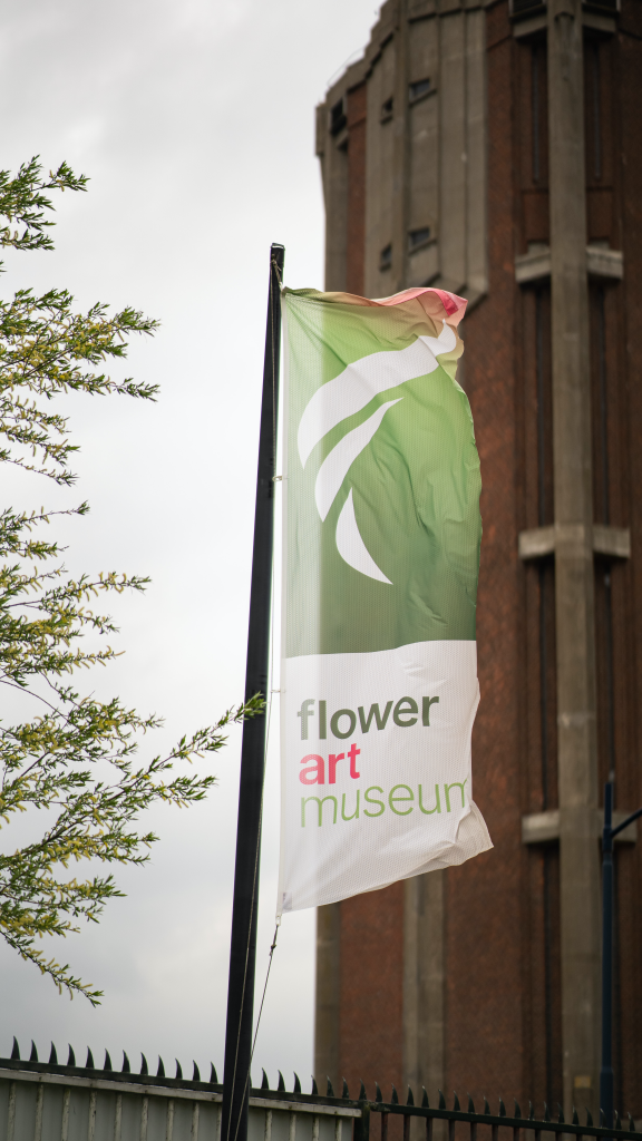 Flower Art Museum vlag met watertoren op de achtergrond