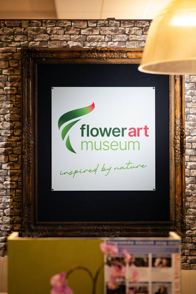 Logo Flower Art Museum bij entree