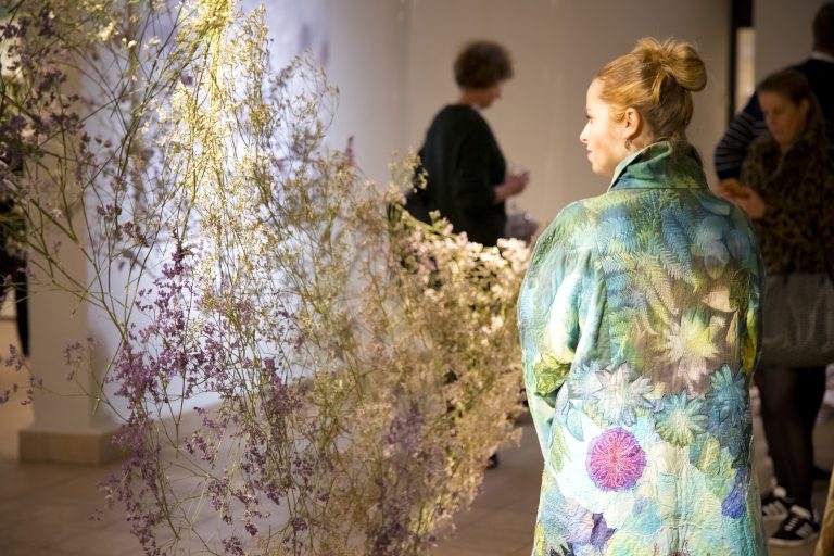 Bezoeker bij bloemeninstallatie in het museum