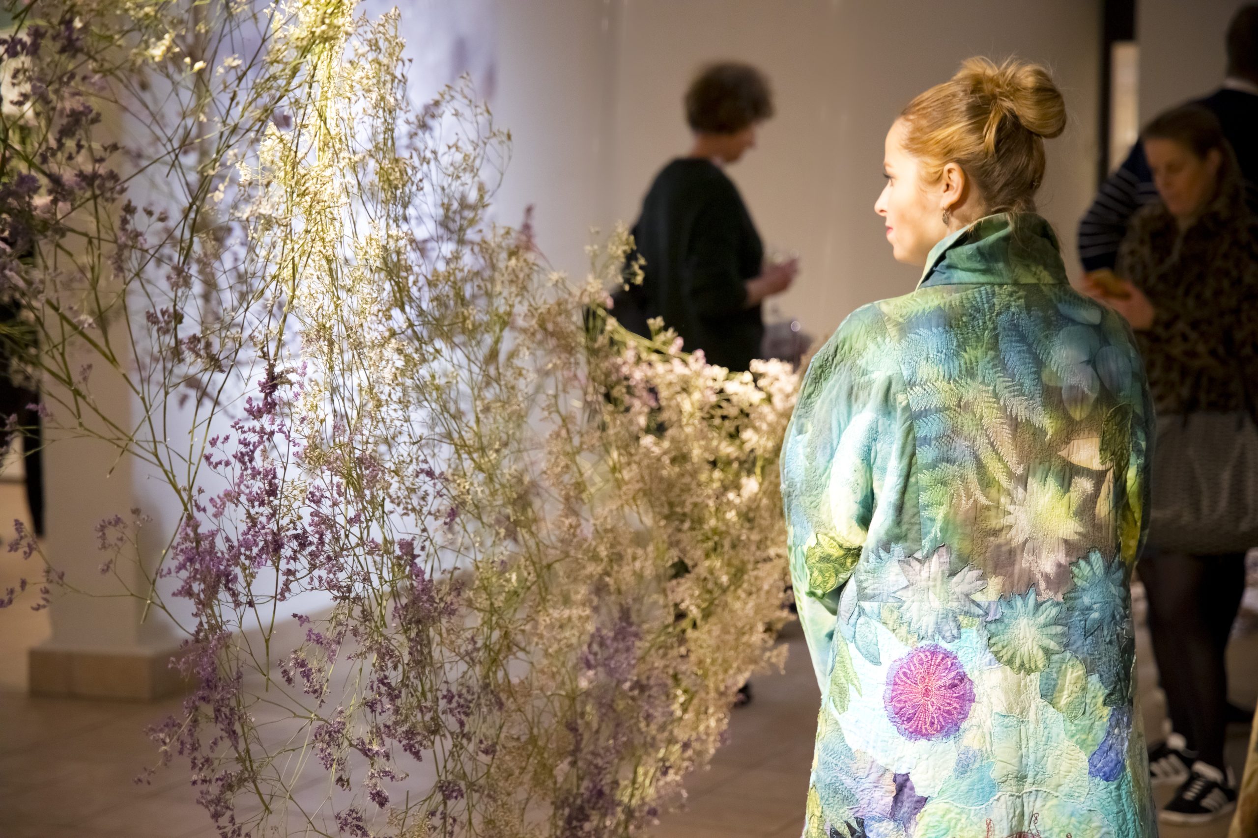 Bezoeker bij bloemeninstallatie in het museum